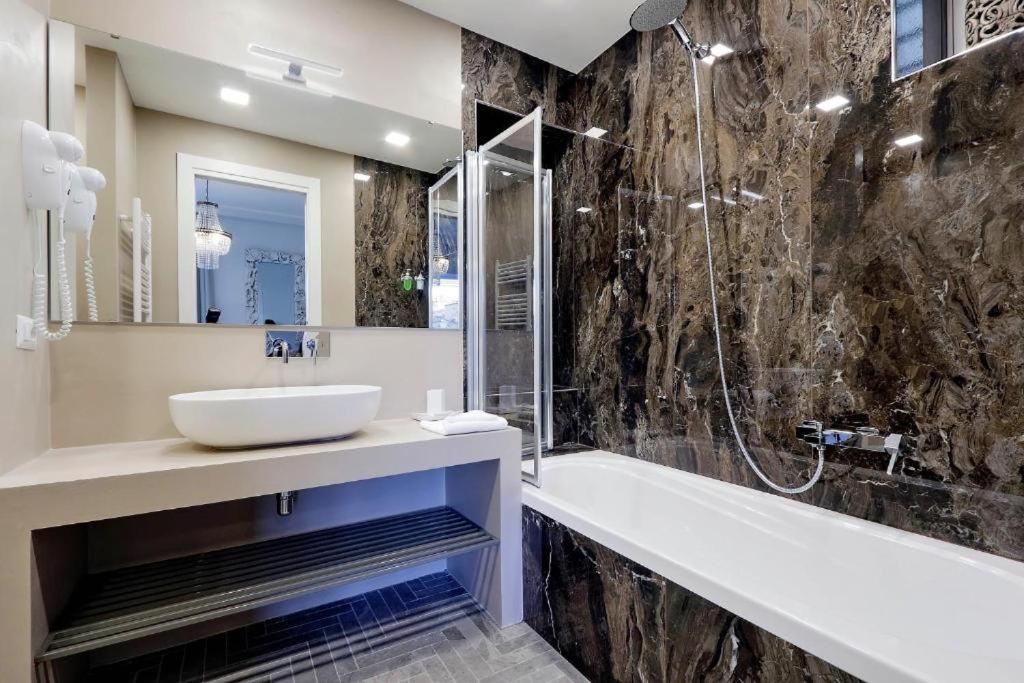 Della Croce Rooms โรม ภายนอก รูปภาพ